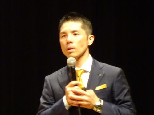 あいさつをする宇田川社長